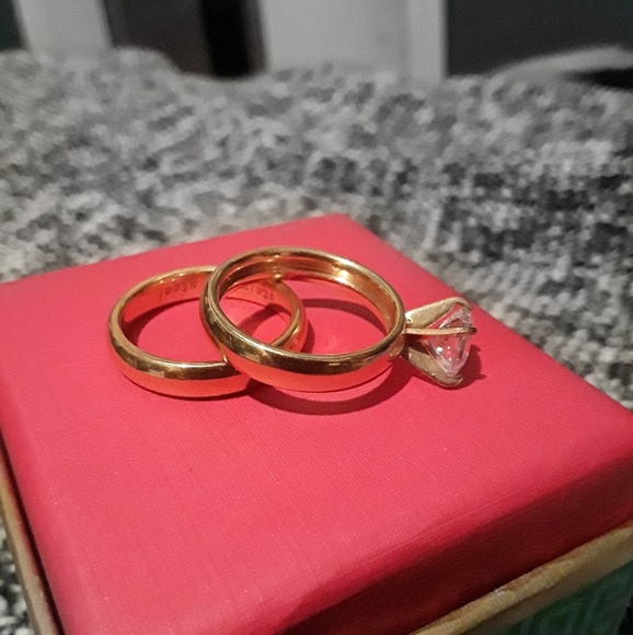 Size 7 Golden ring with a small diamond - Picture 3 of 3